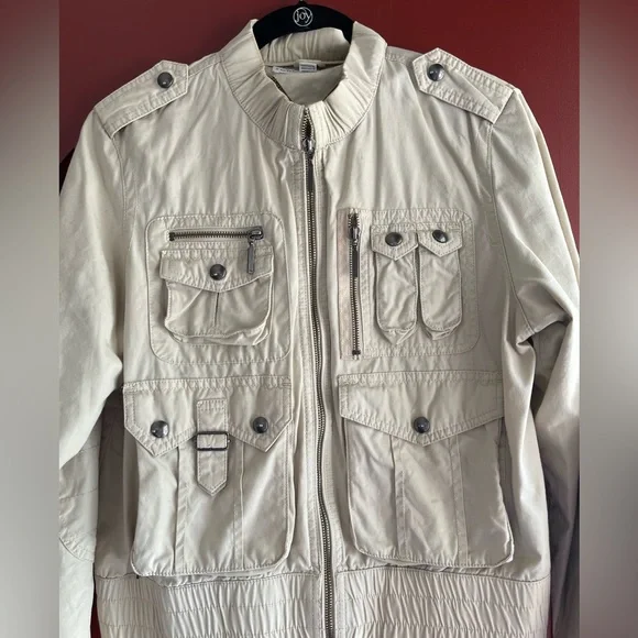 Tommy Hilfiger tan utility jacket with lots of pockets and zippers. 100% cotton - Picture 2 of 8